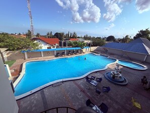 Açık yüzme havuzu 