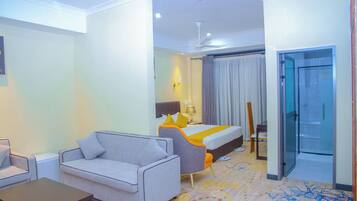 Executive-Suite, 1 Schlafzimmer | Zimmersafe, Schreibtisch, laptopgeeigneter Arbeitsplatz