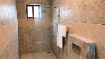 Douche, serviettes fournies, papier toilette