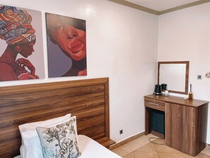 1 bedroom, iron/ironing board, WiFi, bed sheets - Tranquil hotel room by Oxford St (Accra)