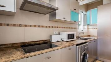 House, 3 Bedrooms | Private kitchen