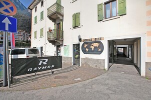 A building with a sign reading "RAYMON" and a map on the wall.