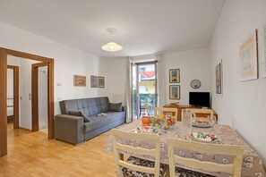 21-inch flat-screen TV with cable channels, TV - Ardaro 1 (Riva del Garda)