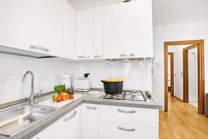 ファミリー アパートメント 1 ベッドルーム バルコニー (Ardaro 1 - Riva del Garda Apartment) | 専用キッチン