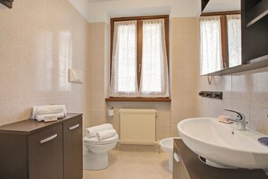 Family Apartment, Multiple Bedrooms (Ardaro 1) | Bathroom