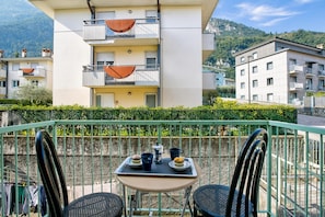 Family Apartment, 1 Bedroom, Balcony (Ardaro 1 - Riva del Garda Apartment) | Tempat makan luar