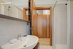 Shower, hair dryer, bidet, towels - Ardaro 1 (Riva del Garda)