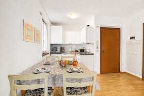 ファミリー アパートメント 1 ベッドルーム バルコニー (Ardaro 1 - Riva del Garda Apartment) | お食事