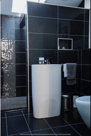 Dusche, Haartrockner, Bidet, Handtücher
