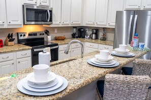 ثلاجة، ميكروو�يف، موقد طهي مسطح، غسالة أطباق