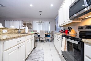 Kühlschrank, Mikrowelle, Herdplatte, Geschirrspüler