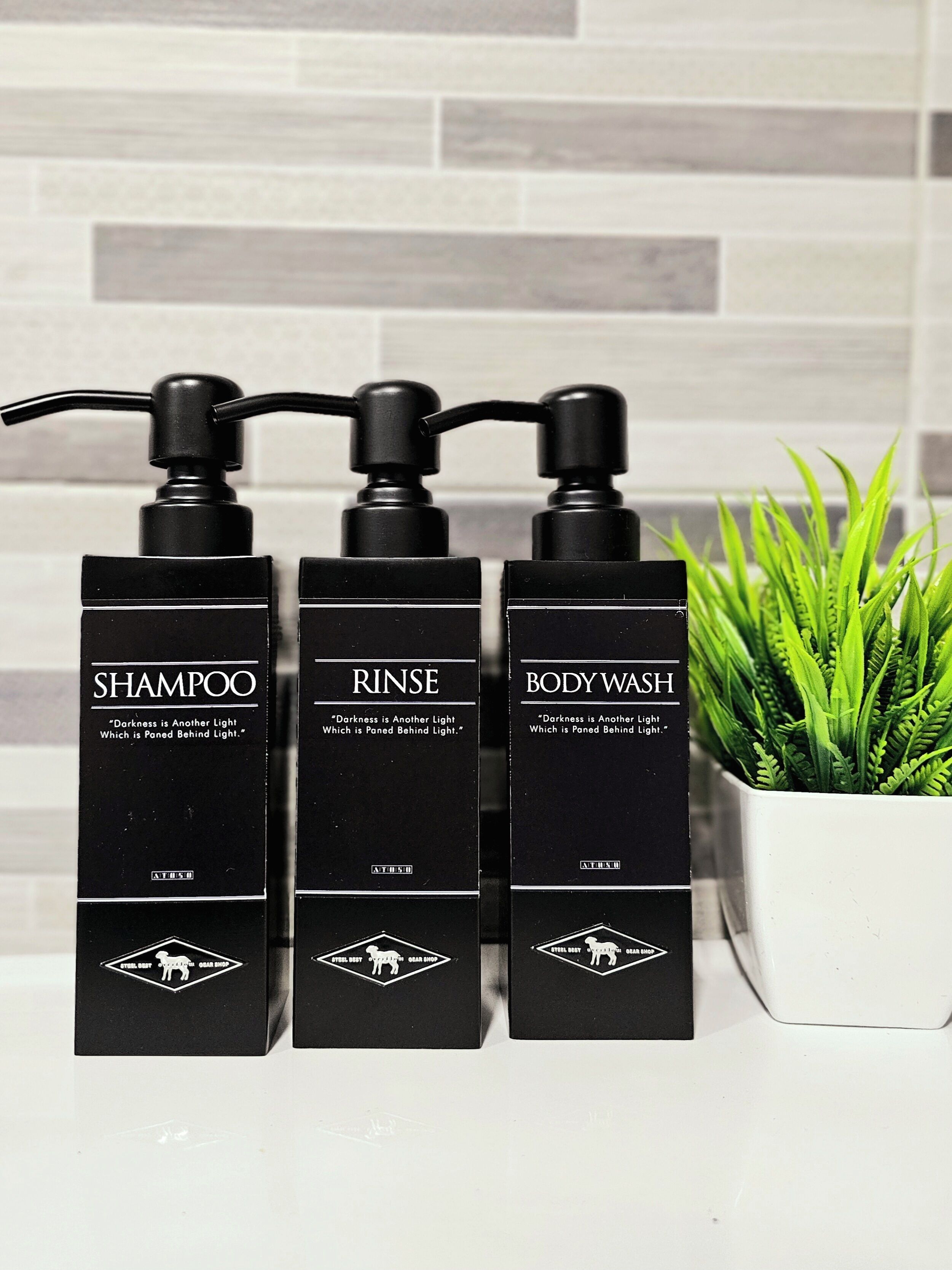 Dusj, hårføner, håndklær og såpe