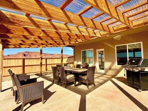Outdoor dining - Kanab Oasis: Pool, Hot Tub & Game Room Near Zion (Kanab)