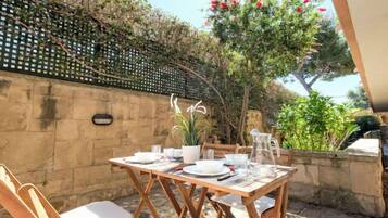 House, 4 Bedrooms, Terrace | Tempat makan luar
