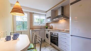 House, 4 Bedrooms, Terrace | Dapur peribadi