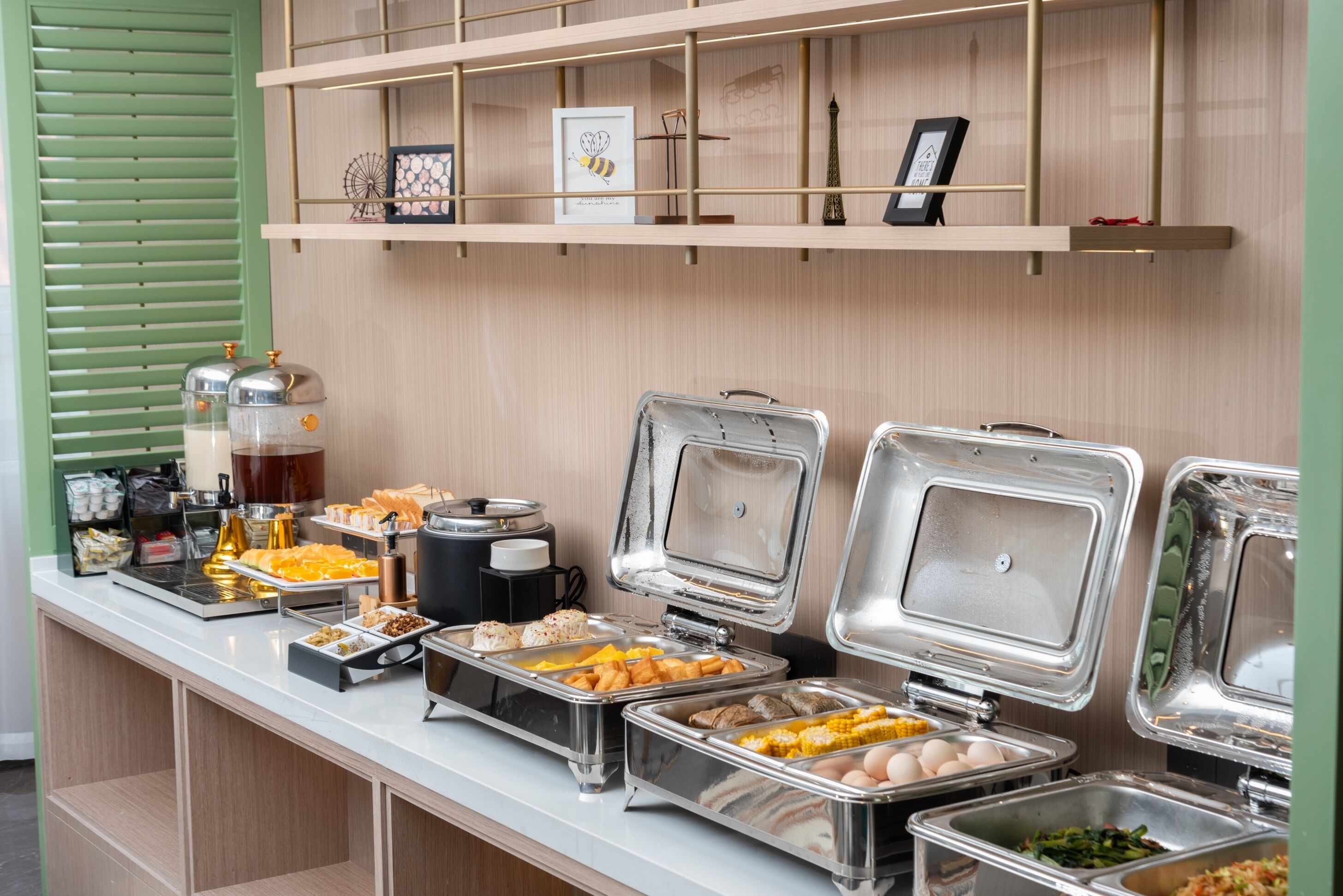 Daily buffet breakfast (CNY 28 per person)