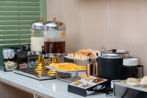 Daily buffet breakfast for a fee - Huanyi Hotel  (Guangzhou)