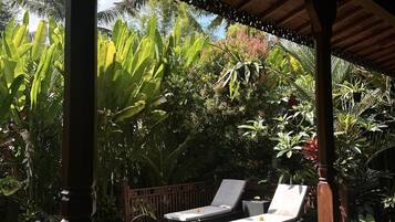 Villa Luxe, vue piscine | Coin séjour | TV connectée de 40 pouces avec chaßnes numériques