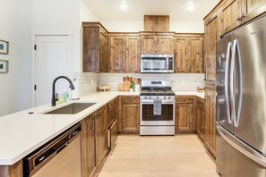 Geladeira, micro-ondas, cooktop, lava-louças