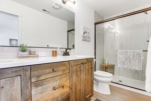 Secador de cabelo, toalhas de banho