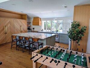 Mikrovågsugn, ugn, spishäll och diskmaskin