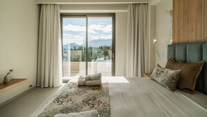 Une chambre avec un grand lit, une vue sur les montagnes et un mur recouvert de panneaux en bois.