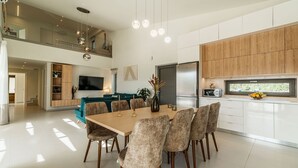 Une cuisine moderne avec des meubles en bois, un four encastré et un four à micro-ondes.
