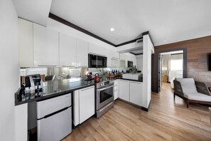 Refrigerador, microondas, horno y parrilla de estufa 