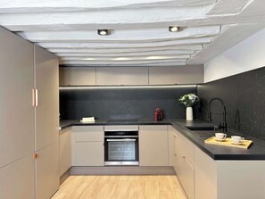 Fridge, microwave, oven, stovetop - Opera - Premium flat with lift Gare de l'Est for 4 (Paris)