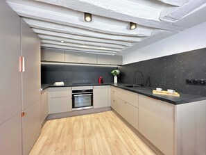 Fridge, microwave, oven, stovetop - Opéra - Premium flat with lift near Gare de l'Est (Paris)