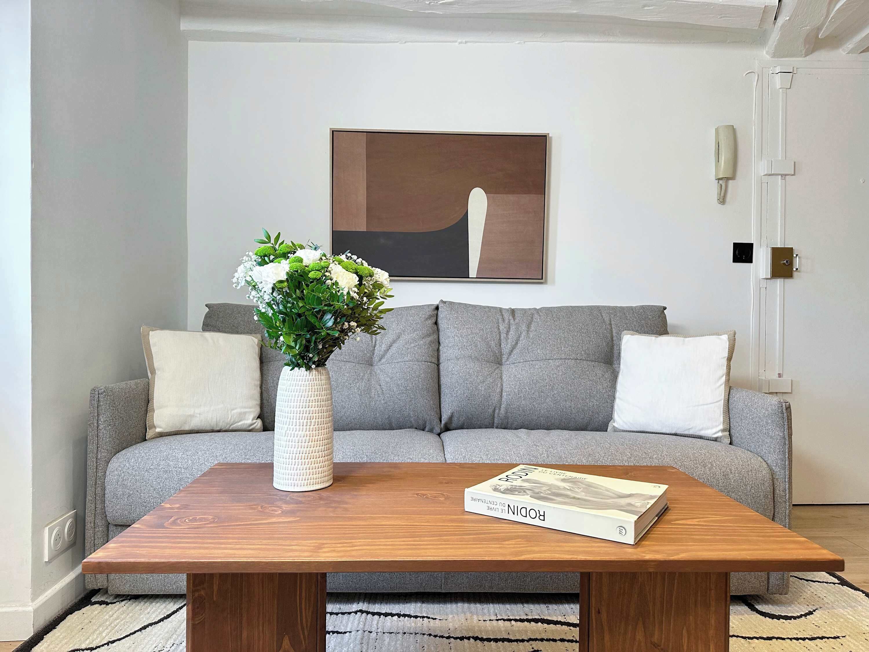 Una televisión, una oficina