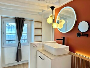 Shower, hair dryer, towels - Opéra - Premium flat with lift near Gare de l'Est (Paris)