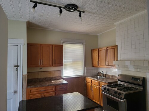 Charming 2-bedroom townhome with WiFi, AC in Kearny
