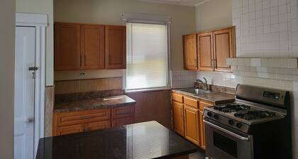 Charming 2-bedroom townhome with WiFi, AC in Kearny