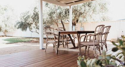 Olive Cottage - CBD Location, Pet friendly