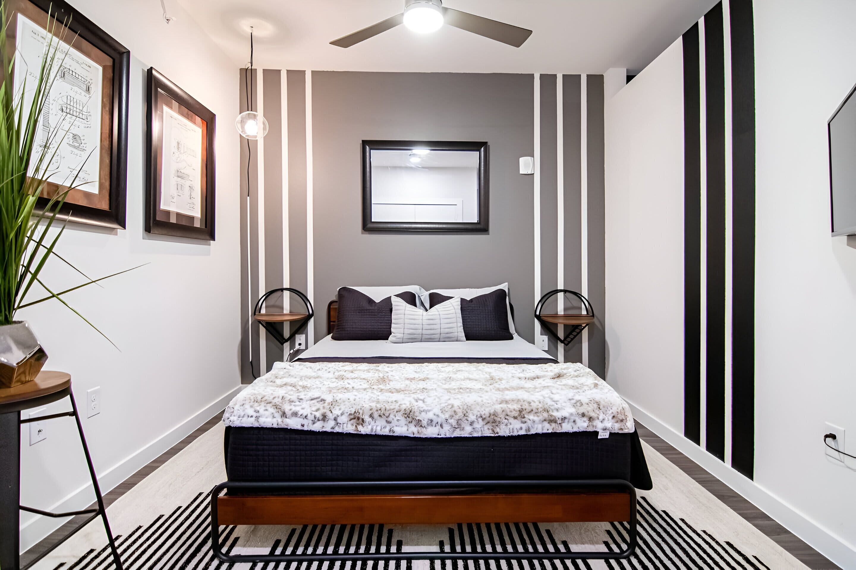 1 quarto, escrivaninha, ferros/tábuas de passar roupa, berço de viagem