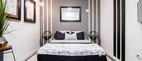 1 slaapkamer, een bureau, een strijkplank/strijkijzer, reisbedje