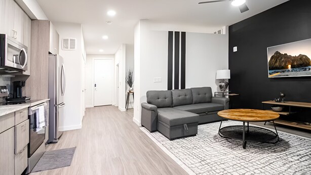 Smart TV, offices - The Library - Comfy Studio Gym & Pet Friendly (Dallas)