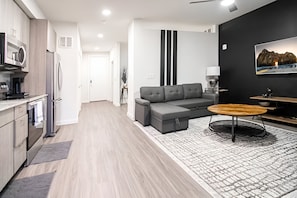 Smart TV, offices - The Library - Comfy Studio Gym & Pet Friendly (Dallas)