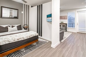 1 Schlafzimmer, Schreibtisch, Bügeleisen/Bügelbrett, Reisekinderbett