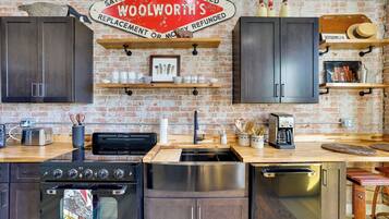 Fridge, microwave, stovetop, dishwasher