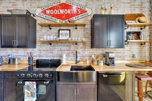 Fridge, microwave, stovetop, dishwasher - Walk to Shops & Eats: Charming Dtwn Emmett Apt! (Emmett)
