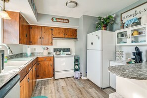 Fridge, microwave, oven, stovetop - 'Louisiana Roots' Home 3 Mi to Dtwn West Monroe! (West Monroe)