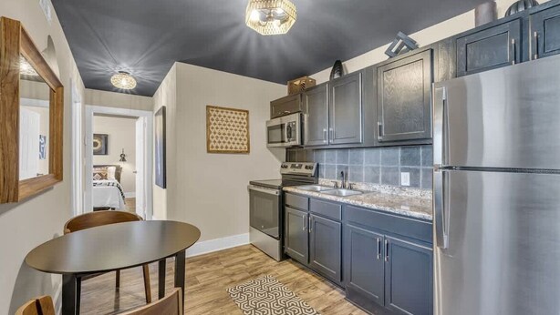 Coffee/tea maker, fridge, microwave, oven - Tim McGraw Themed Apartment! (Nashville)