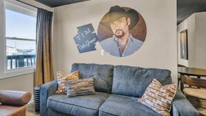 TV - Tim McGraw Themed Apartment! (Nashville)