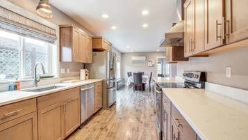 Réfrigérateur, surface de cuisson, lave-vaisselle, cafetière-théière