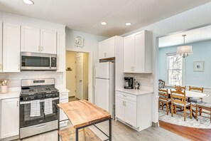 Fridge, microwave, stovetop, dishwasher - Bright Home Near Pine Lake w/ Deck & Yard (La Porte)