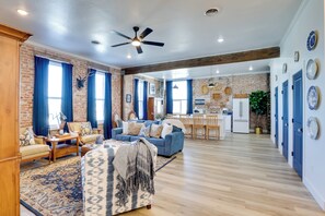 TV, books - Downtown Emmett Apt: 7 Mi to Black Canyon Dam (Emmett)