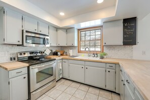 Frigorífico, microondas, placa de cocina y cafetera o tetera