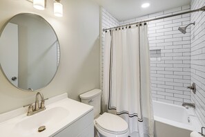 Hair dryer, towels - 5 Mi to Smithsonian Museum: Apt in DC (Washington)